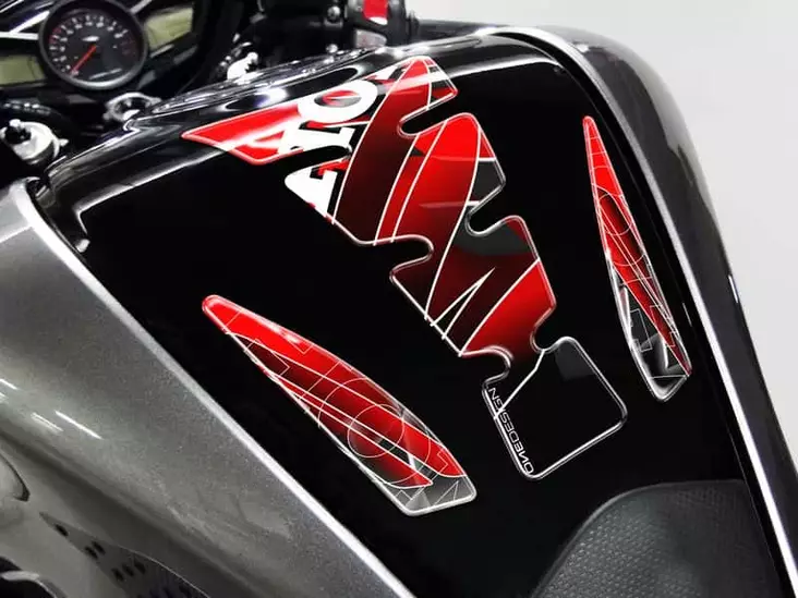 Puig Tank Pad Mod.Wings Honda C/Red-Black - Moottoripyörän tankinsuojat - D298283 - 1