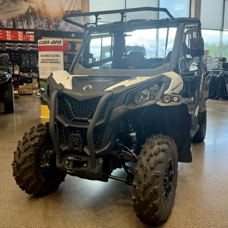 CAN-AM 25 Maverick Trail BASE T 700 Catalyst Gray + DFK Lämpöhytti pyyhkimellä - Can-Am SSV 2025 - 137985 - 1