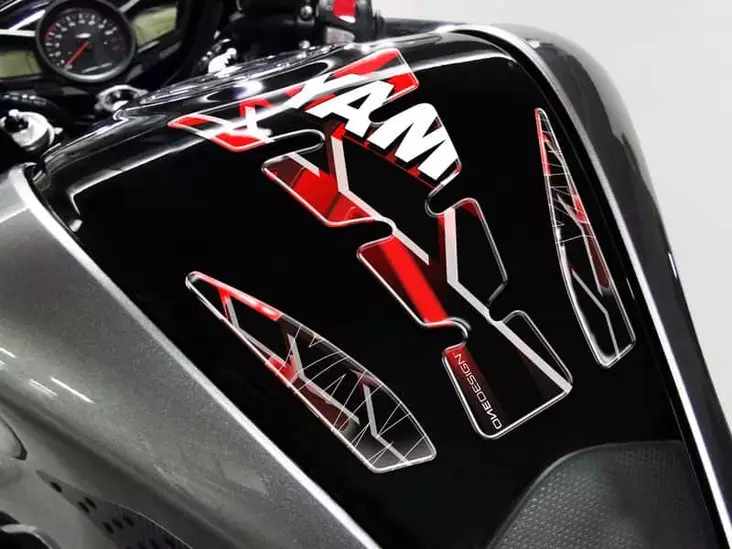 Puig Tank Pad Wings Yamaha C/Red-Black - Moottoripyörän tankinsuojat - D298247 - 1
