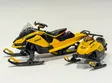 SKI-DOO PIENOISMALLIT 1:32 MXZ BLIZZARD + 120CC LASTEN KELKKA - Muut varaosat moottorikelkkaan - 140338 - 2