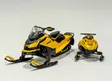 SKI-DOO PIENOISMALLIT 1:32 MXZ BLIZZARD + 120CC LASTEN KELKKA - Muut varaosat moottorikelkkaan - 140338 - 1