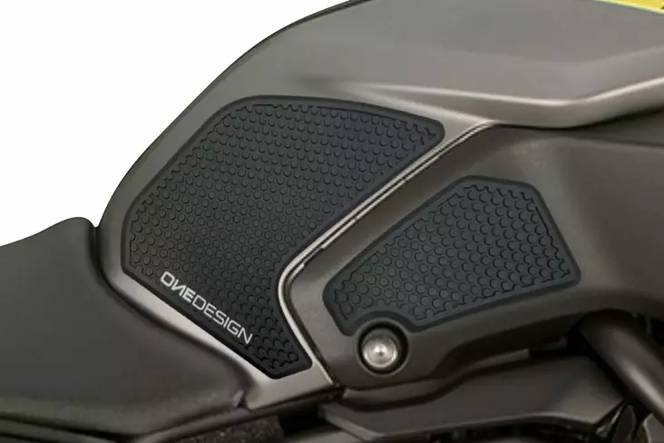 Puig Lateral Tank Pads Yamaha C/Black - Moottoripyörän tankinsuojat - D337488 - 1