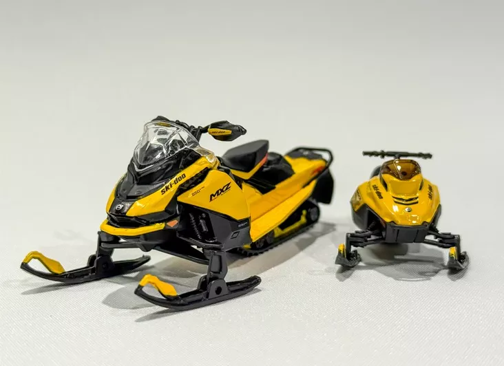 SKI-DOO PIENOISMALLIT 1:32 MXZ BLIZZARD + 120CC LASTEN KELKKA - Muut varaosat moottorikelkkaan - 140338 - 1